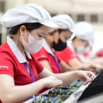 ベトナムの工場上で働く労働者