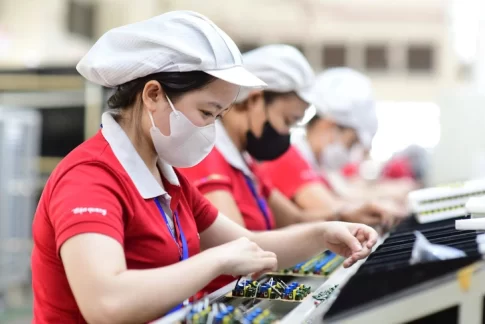 ベトナムの工場上で働く労働者