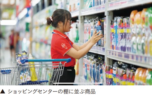 ショッピングセンターの棚に並ぶ商品