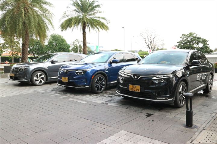 駐車場に並ぶビンファストのEVカー