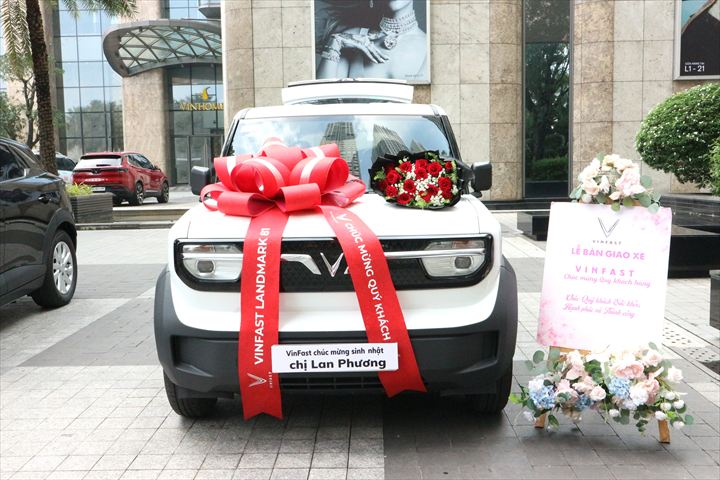 プレゼントとして納車されるビンファストのEVカー