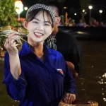 カマウ省で蟹を手にする女性