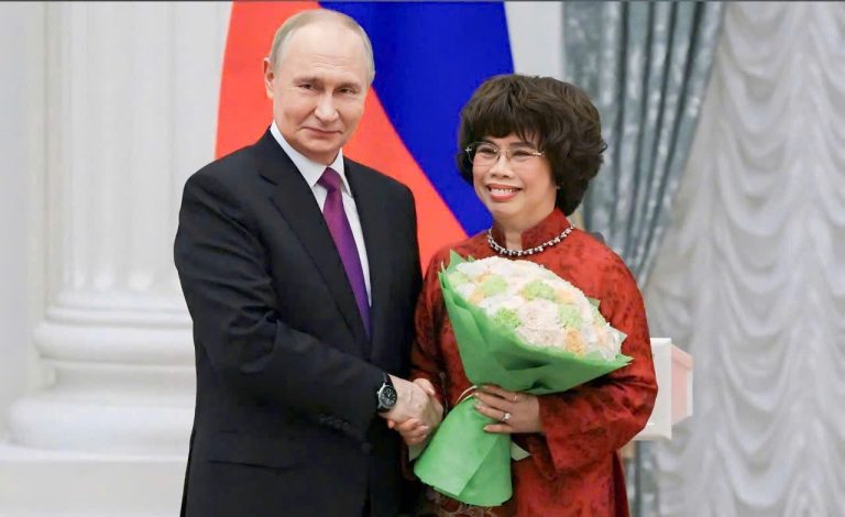 ロシアのプーチン大統領とTHグループ創業者であるタイ・フーン氏