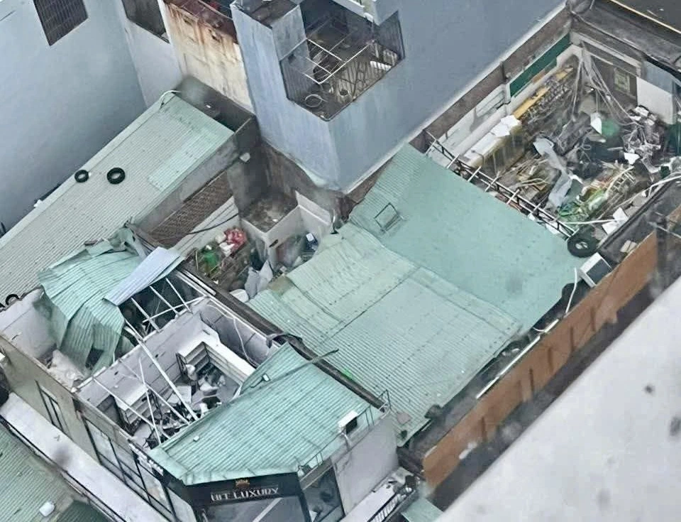 台風によって倒壊した建物