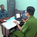 傷害容疑で取り調べを受ける容疑者