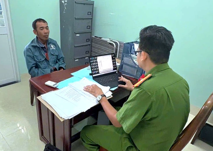 傷害容疑で取り調べを受ける容疑者