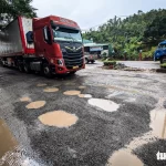 洪水の影響で陥没が目立つ国道1号線