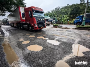 洪水の影響で陥没が目立つ国道1号線