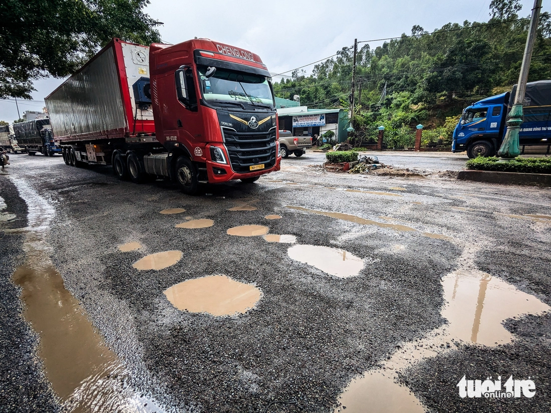 洪水の影響で陥没が目立つ国道1号線