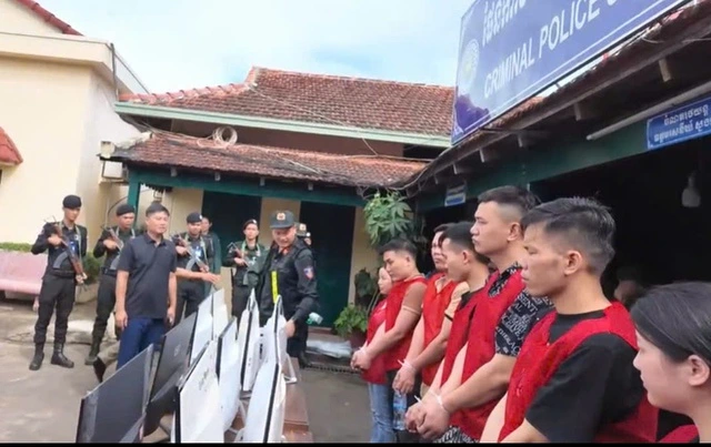 警察に摘発されたオンライン詐欺グループ