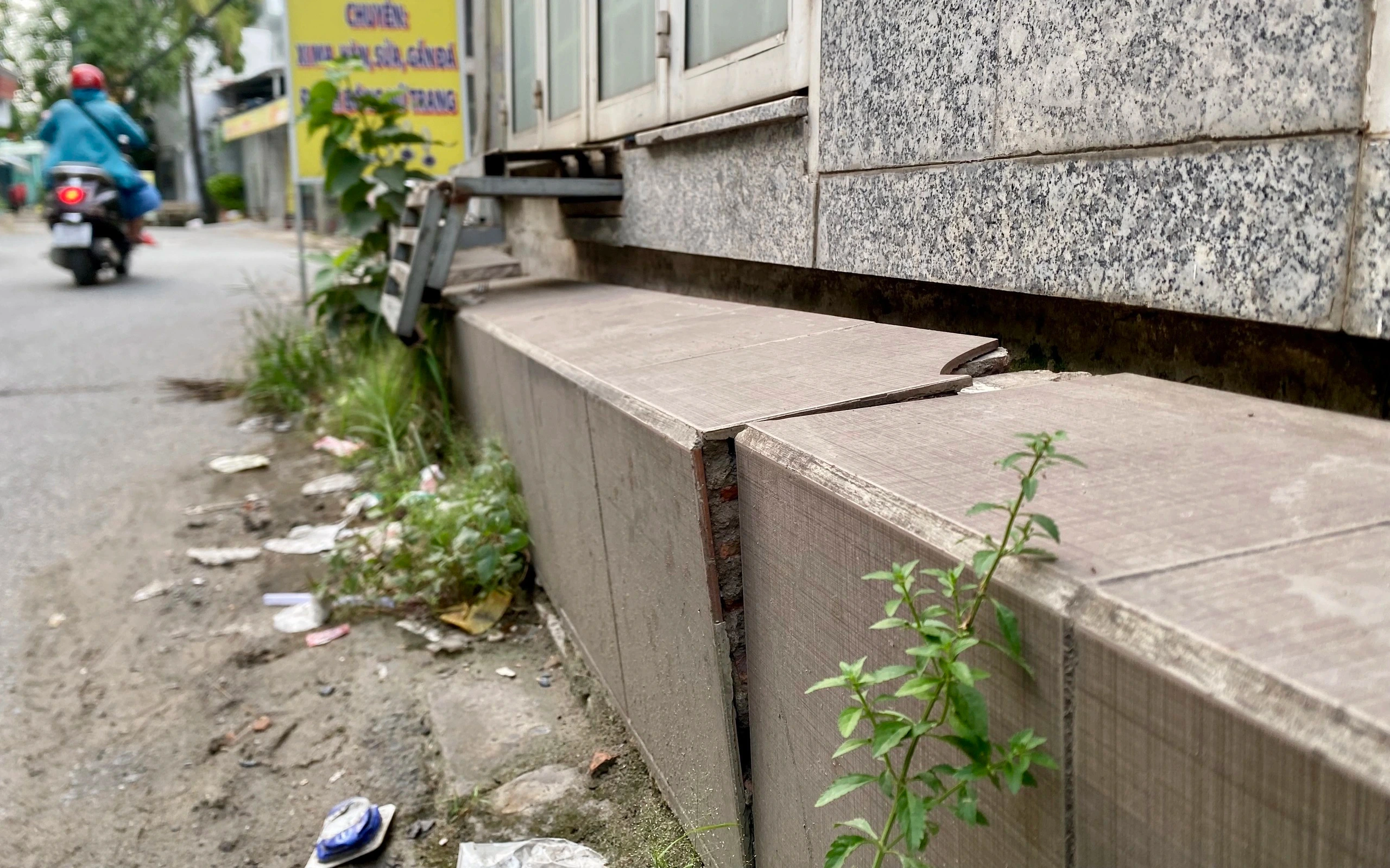 地盤沈下によって土台が崩れそうな建物