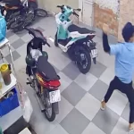 殴りあう警備員