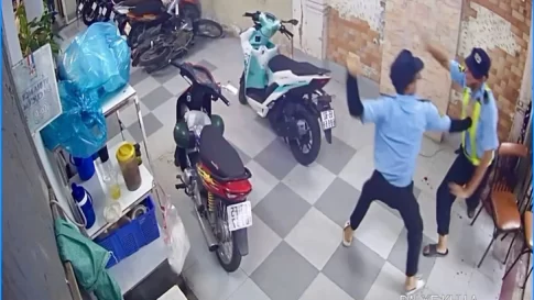 殴りあう警備員