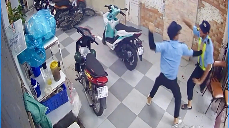 殴りあう警備員