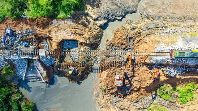 南北統一鉄道の復旧作業現場