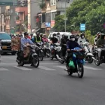 ハノイ市内を走行するガソリンバイク