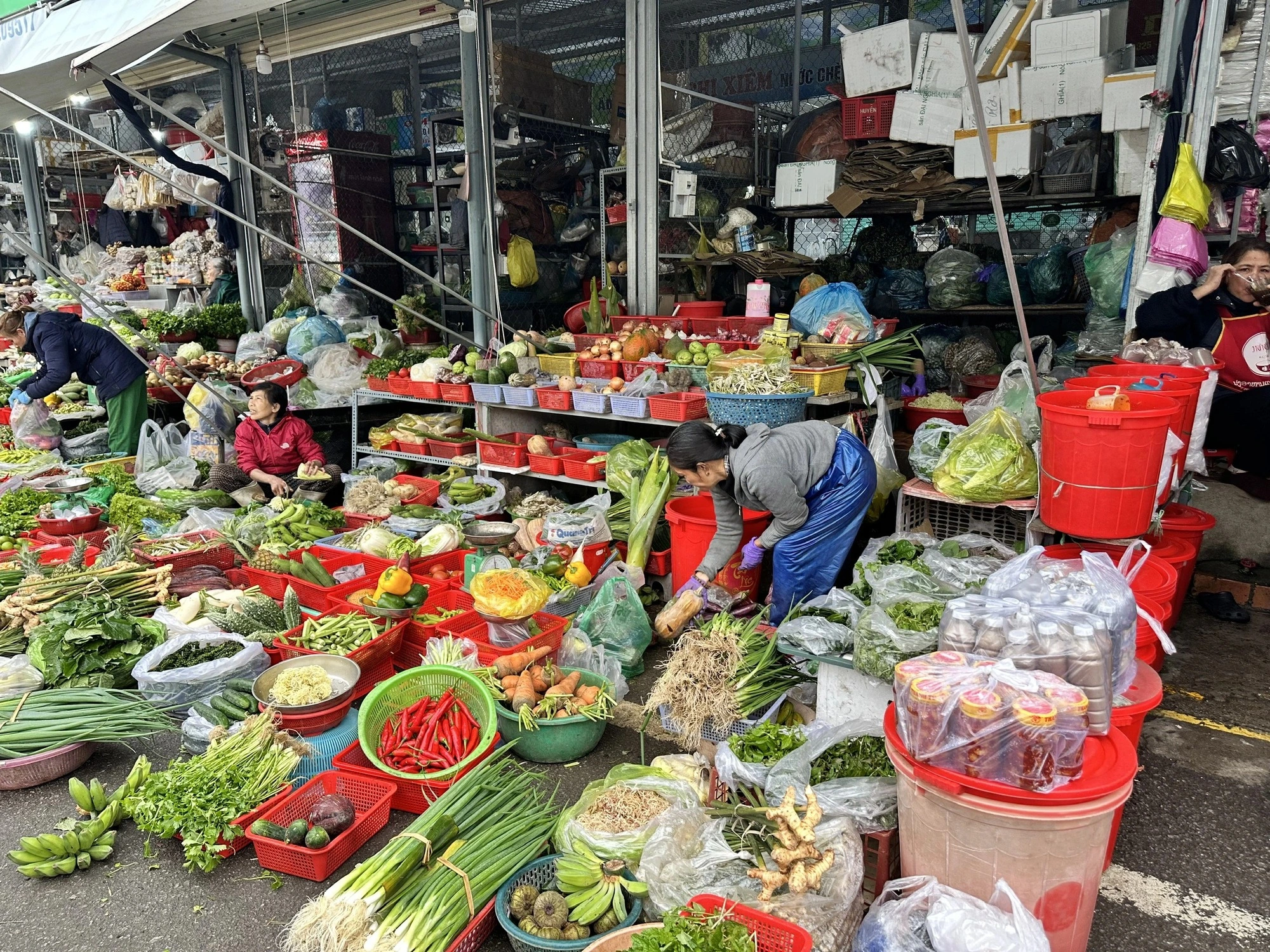 ホーチミン市内で野菜を売る伝統市場