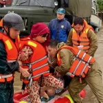 洪水により非難するベトナム中部の住民