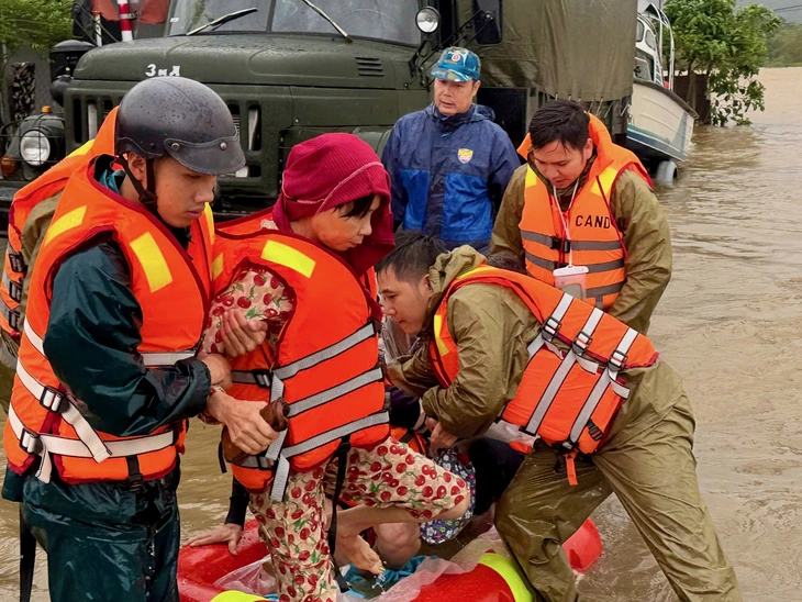 洪水により非難するベトナム中部の住民