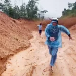 土砂崩れから逃れる市民