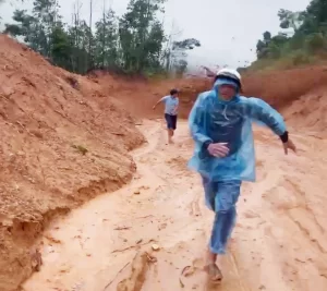 土砂崩れから逃れる市民