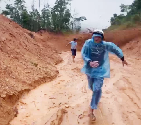 土砂崩れから逃れる市民