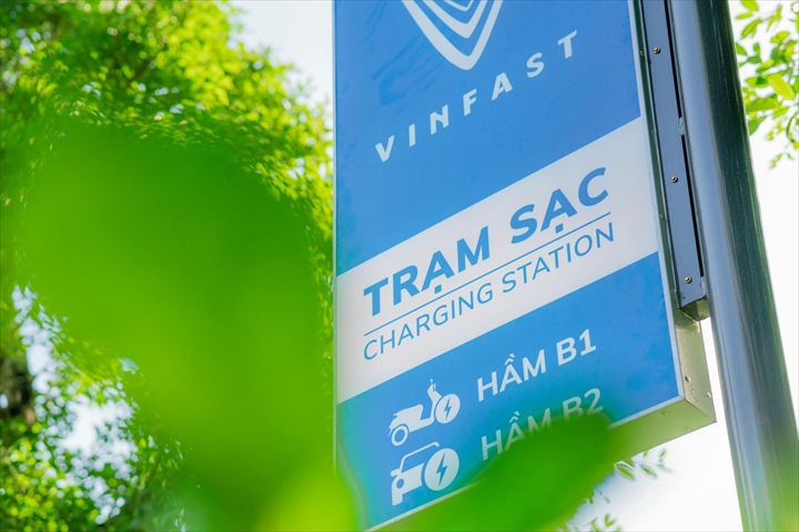 ビンファストの充電スタンドの看板