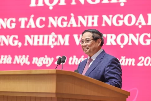 2025年外交部門総括会議で演説するファン・ミン・チン首相