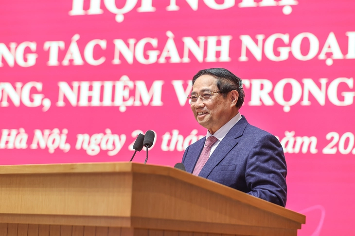 2025年外交部門総括会議で演説するファン・ミン・チン首相
