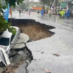 陥没した道路に落ちが自動車