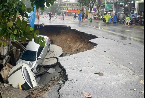 陥没した道路に落ちが自動車