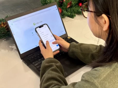 ベトナム発のインターネットブラウザコックコックを使って検索するベトナム人ユーザー
