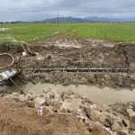 洪水被害によって破損したダックラック省東部の灌漑設備の修復作業