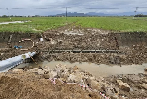 洪水被害によって破損したダックラック省東部の灌漑設備の修復作業