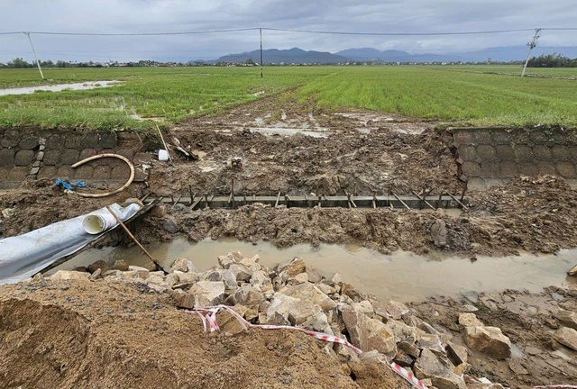 洪水被害によって破損したダックラック省東部の灌漑設備の修復作業
