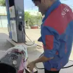 送金決済を拒否して給油したガソリンを抜き取ろうとするガソリンスタンドの従業員