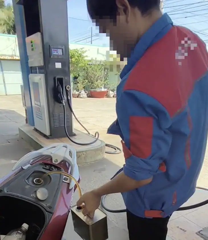 送金決済を拒否して給油したガソリンを抜き取ろうとするガソリンスタンドの従業員