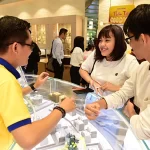 ショッピングを楽しむベトナムの若者たち