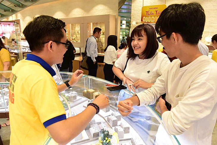 ショッピングを楽しむベトナムの若者たち