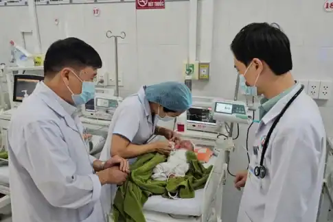 病院で治療を受ける新生児