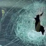 飛んできた石で破壊された車のフロントガラス