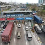 ベトナムの有料道路に設置された料金所を通過す車両