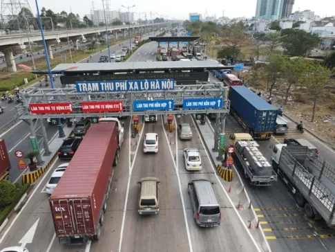 ベトナムの有料道路に設置された料金所を通過す車両