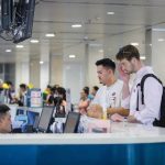 ベトナム航空のチェックインカウンターで手続きをする外国人