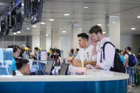 ベトナム航空のチェックインカウンターで手続きをする外国人