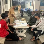 警察から事情を聴かれる若者