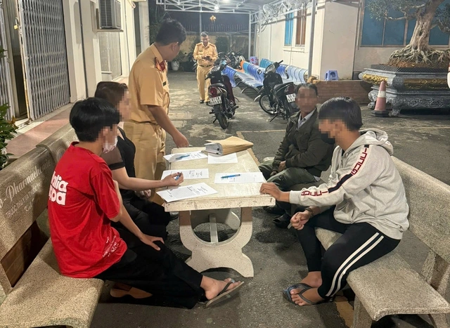 警察から事情を聴かれる若者