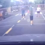 道路上でバドミントンをする大人たち