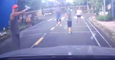 道路上でバドミントンをする大人たち