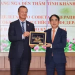 ロシア連邦会議（上院）のアンドレイ・ウラジーミロヴィチ・ヤツキン第一副議長とカインホア省党委書記のギエム・スアン・タイン氏